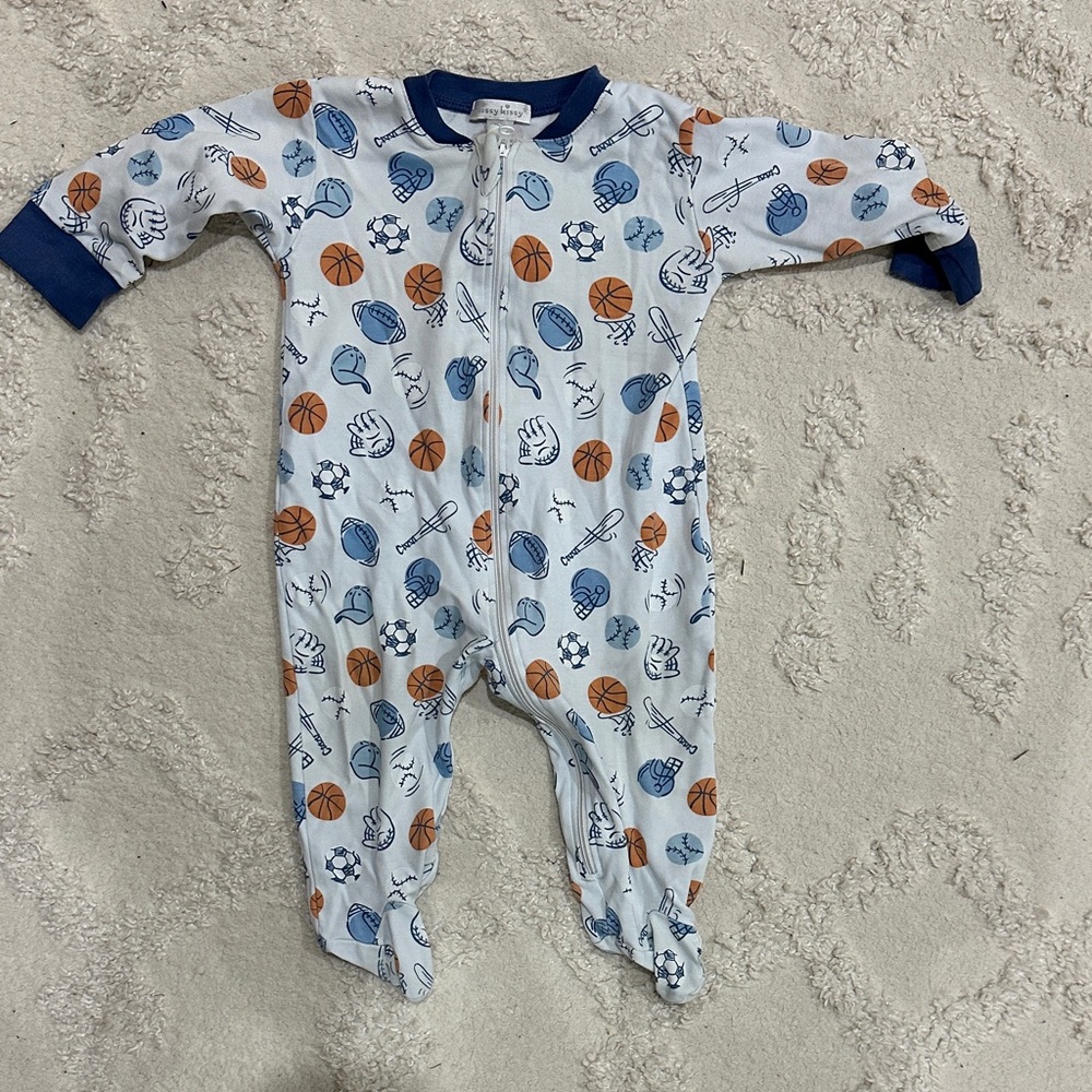 Kissy kissy sports footie